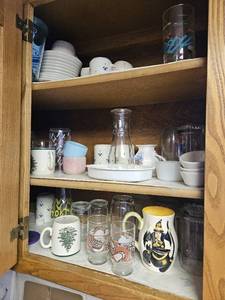 lot 7616 image: Contents of (leftside) Sink Upper Cabinet