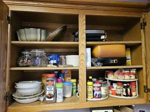 lot 7617 image: Contents of Kitchen Cabinets