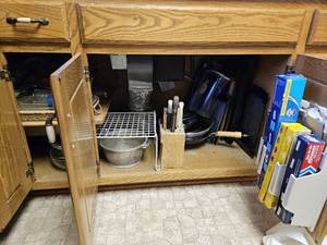 lot 7628 image: Contents of Cabinets under Cooktop