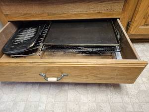lot 7633 image: Contents of Drawer under Oven