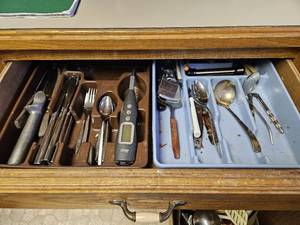 lot 7634 image: Contents of Utensil Drawer