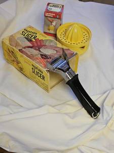 lot 7635 image: Vintage Corning Ware Vegetable Slicer & Lemon Mate Set