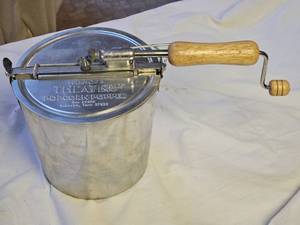 lot 7646 image: Vintage Felknors Theater Popcorn Popper