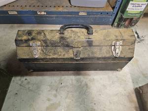 lot 7655 image: Empty Vintage Toolbox