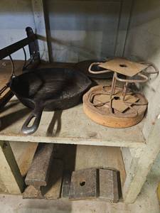 lot 7687 image: Vintage Cast Iron Pan and other Rustic Items