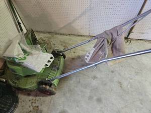 lot 7689 image: Vintage Lawn Boy Lawn Mower