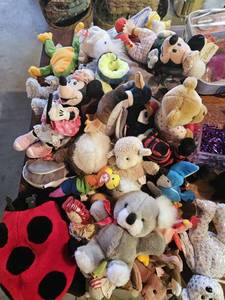 lot 7692 image: Beanie Baby & Stuffed Animal Lot 25 toys