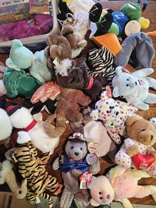 lot 7693 image: Massive Beanie Baby & Stuffed Animal Lot 25 toys