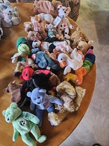 lot 7694 image: Beanie Babies & Assorted Stuffed Animals Lot