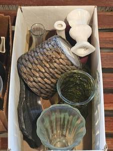 lot 7716 image: Vintage Glassware and Decorative Items Collection