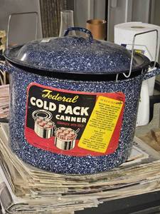 lot 7721 image: Vintage Federal Canner with Rack