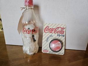 lot 7728 image: Vintage Coca-Cola Promotional Set - Bottle Bank and Duncan Yo-Yo