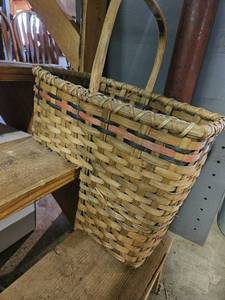 lot 7752 image: Stairs Step Basket