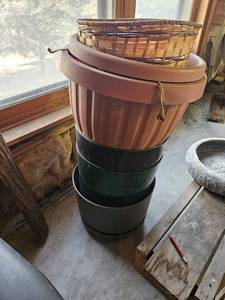 lot 7758 image: Planter & Pot Lot
