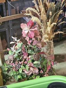 lot 7772 image: Floral Arrangement Lot