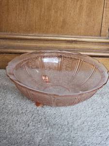 lot 7787 image: Vintage Pink Depression Glass Serving Bowl