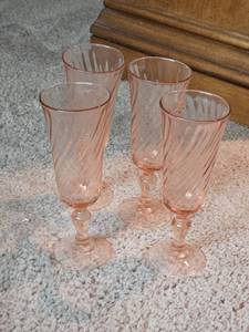 lot 7792 image: Vintage Pink Depression Glass Champagne Flutes - Set of 4
