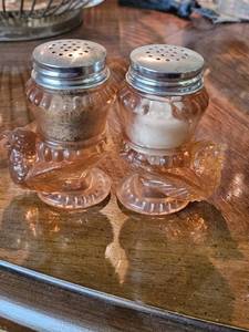 lot 7794 image: Vintage Pink Glass Duck Salt and Pepper Shakers