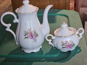 lot 7796 image: Vintage Floral Porcelain Tea Set with Gold Trim