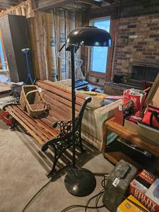 lot 7801 image: Vintage Floor Lamp