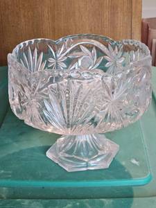 lot 7812 image: Vintage Cut Crystal Pedestal Bowl with Starburst Pattern
