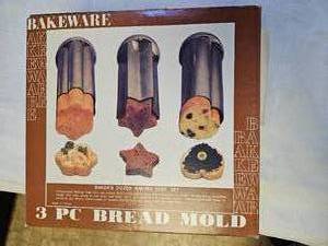 lot 7608 image: Vintage Bakeware 3 PC Bread Mold Set