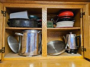 lot 7609 image: Above Oven Cabinet Contents