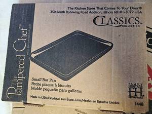 lot 7621 image: The Pampered Chef Stone Stoneware Small Bar Pan Tray - 9.5 X 7