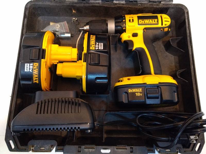 lot 589 image: DeWalt 18V 12 Hammer Drill with 3 batteries