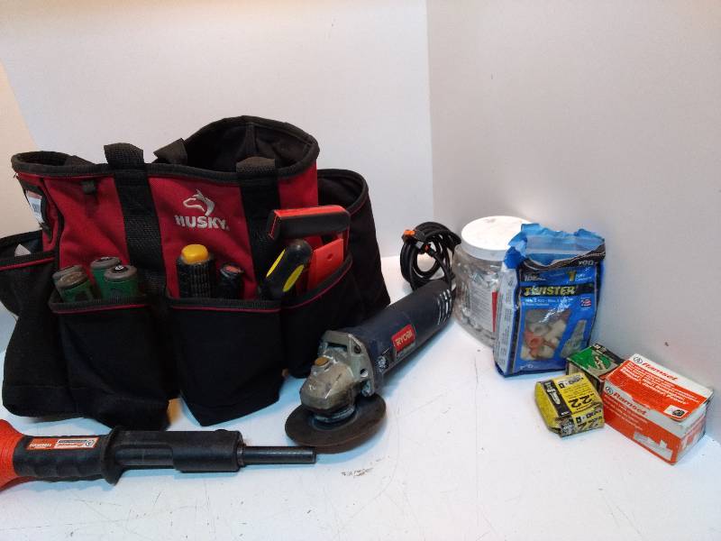 lot 594 image: Husky Toolbag with electricians tools