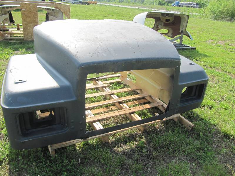 lot 351 image: NEW RD 600 Mack Hood-