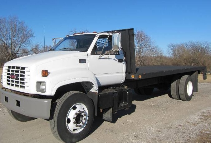lot 307 image: 2002 GMC Flat Bed C-6500 LOW Miles Under CDL