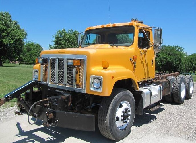 lot 306 image: 2002 Heavy Spec International F2574 Day Cab Cab & Chassis