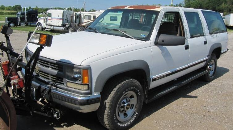 lot 311 image: 1995 Chevrolet 4x4 2500 Suburban Westin Snow Plow