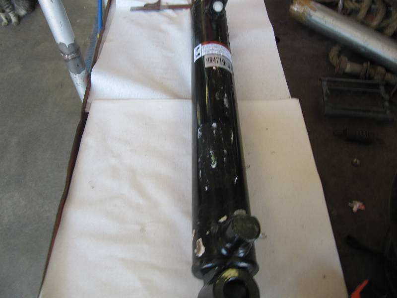 lot 319 image: NEW HYDRAULIC 20 IN STROKE 34 PINS 3 INCH CYLINDER