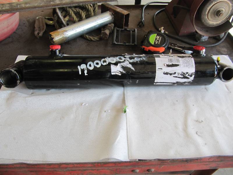 lot 318 image: NEW HYDRAULIC 20 IN STROKE 34 PINS 3 12 INCH CYLINDER