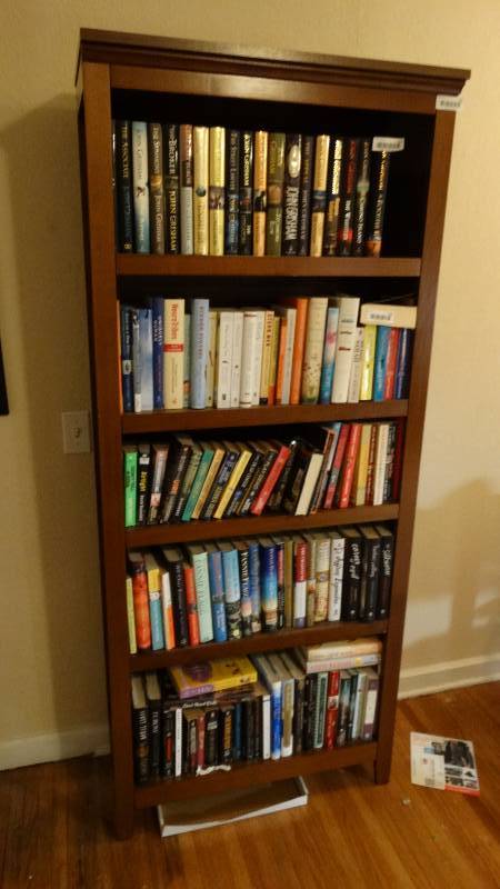 lot 724 image: Very nice looking bookshelf