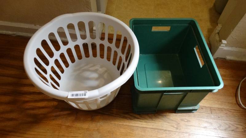 lot 732 image: Laundry basket & plastic bin
