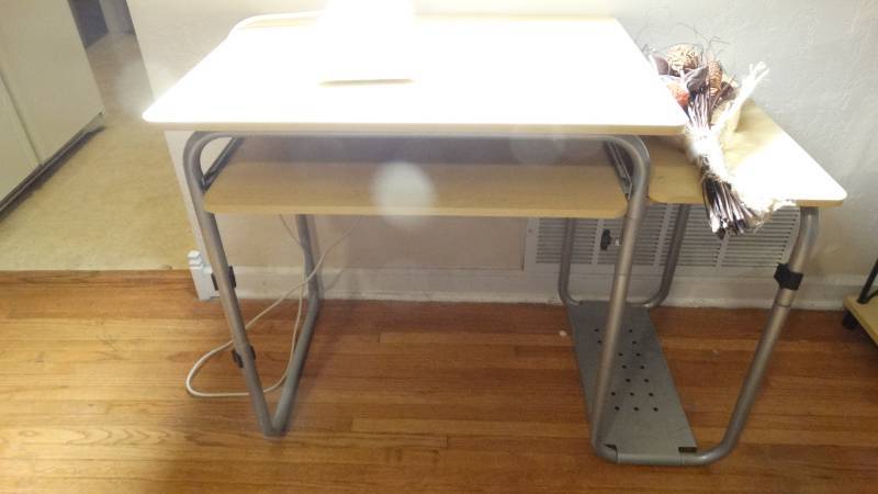 lot 734 image: Small computer desk