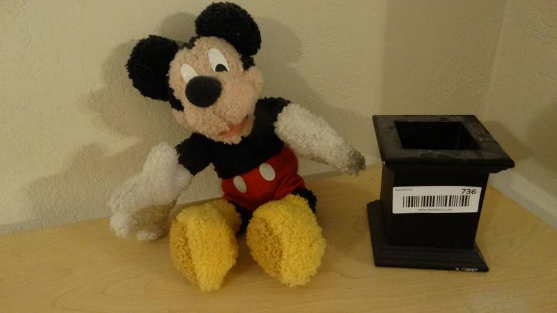 lot 736 image: Lot of various home decor items