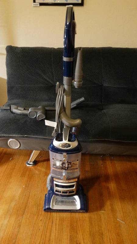 lot 752 image: Shark lift away deluxe vacuum cleaner