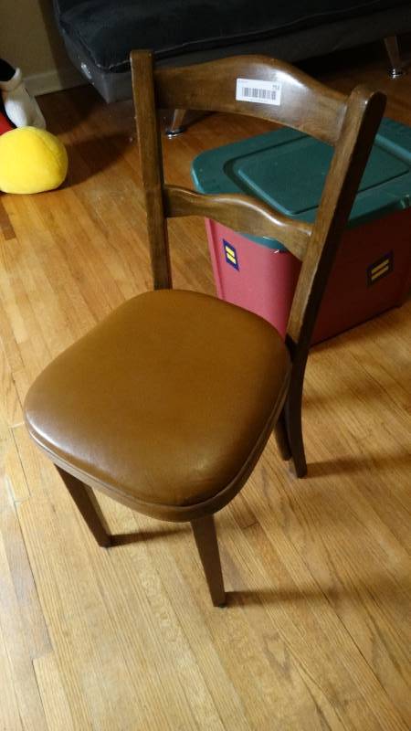 lot 753 image: Wood sitting chair