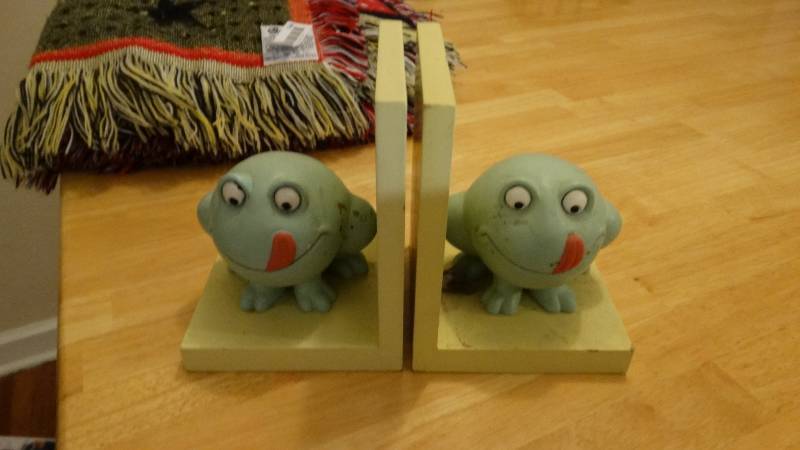 lot 754 image: Pair of decorative book ends