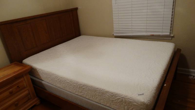 lot 763 image: Queen size bed- Headboard foot board rails