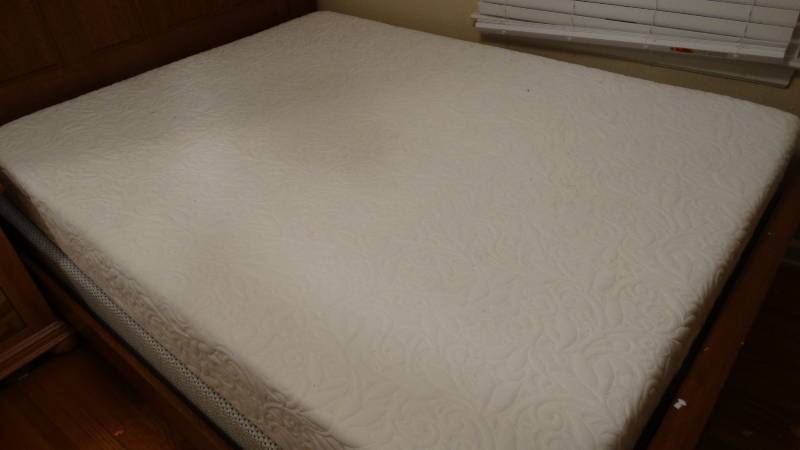 lot 764 image: Queen size mattress & box spring set