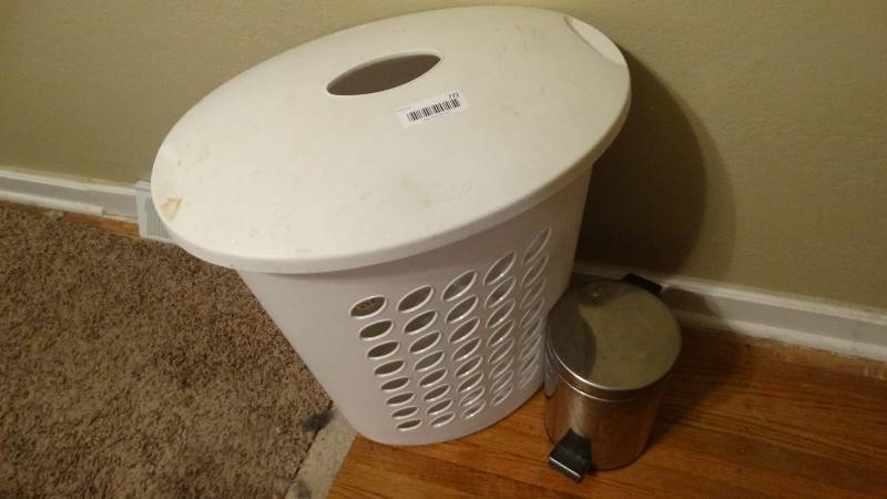 lot 772 image: Laundry hamper Small stainless step trash can