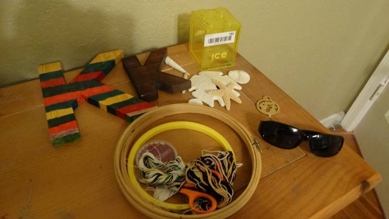 lot 780 image: Lot of craft & decor items