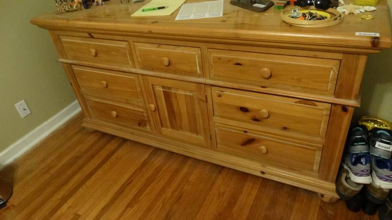 lot 783 image: Broyhill 7 drawer wood dresser