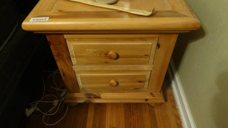 lot 788 image: Broyhill 2 drawer nightstand