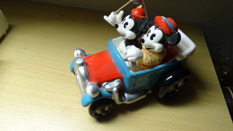 lot 794 image: Mickey & Minnie Mouse collectible music box